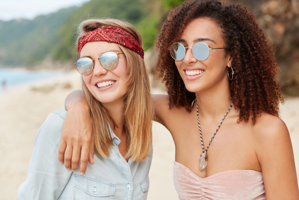 Okulary przeciwsłoneczne są nie tylko modnym dodatkiem, ale także ważnym elementem ochrony naszego wzroku przed szkodliwym promieniowaniem UV